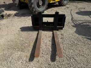 1996 New Holland LX885 Turbo Skid steer c/w Bucket & Forks