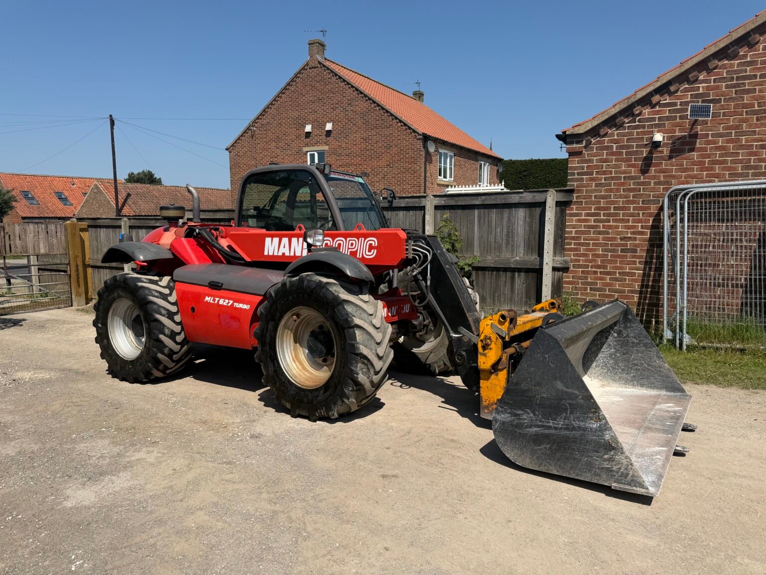 2010 Manitou MLT627 Turbo PUH c/w Bucket