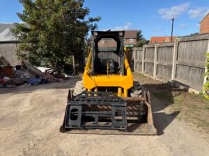Mustang 960 Skid Steer c/w 2-in-1 Bucket & Forks