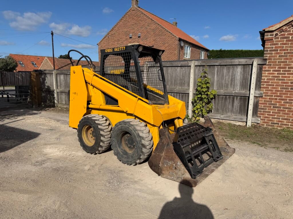 Mustang 960 Skid Steer c/w 2-in-1 Bucket & Forks