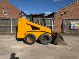 Mustang 960 Skid Steer c/w 2-in-1 Bucket & Forks