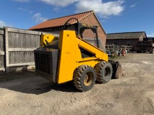 Mustang 960 Skid Steer c/w 2-in-1 Bucket & Forks