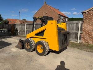 Mustang 960 Skid Steer c/w 2-in-1 Bucket & Forks