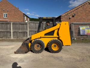 Mustang 960 Skid Steer c/w 2-in-1 Bucket & Forks