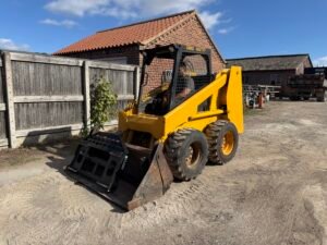 Mustang 960 Skid Steer c/w 2-in-1 Bucket & Forks